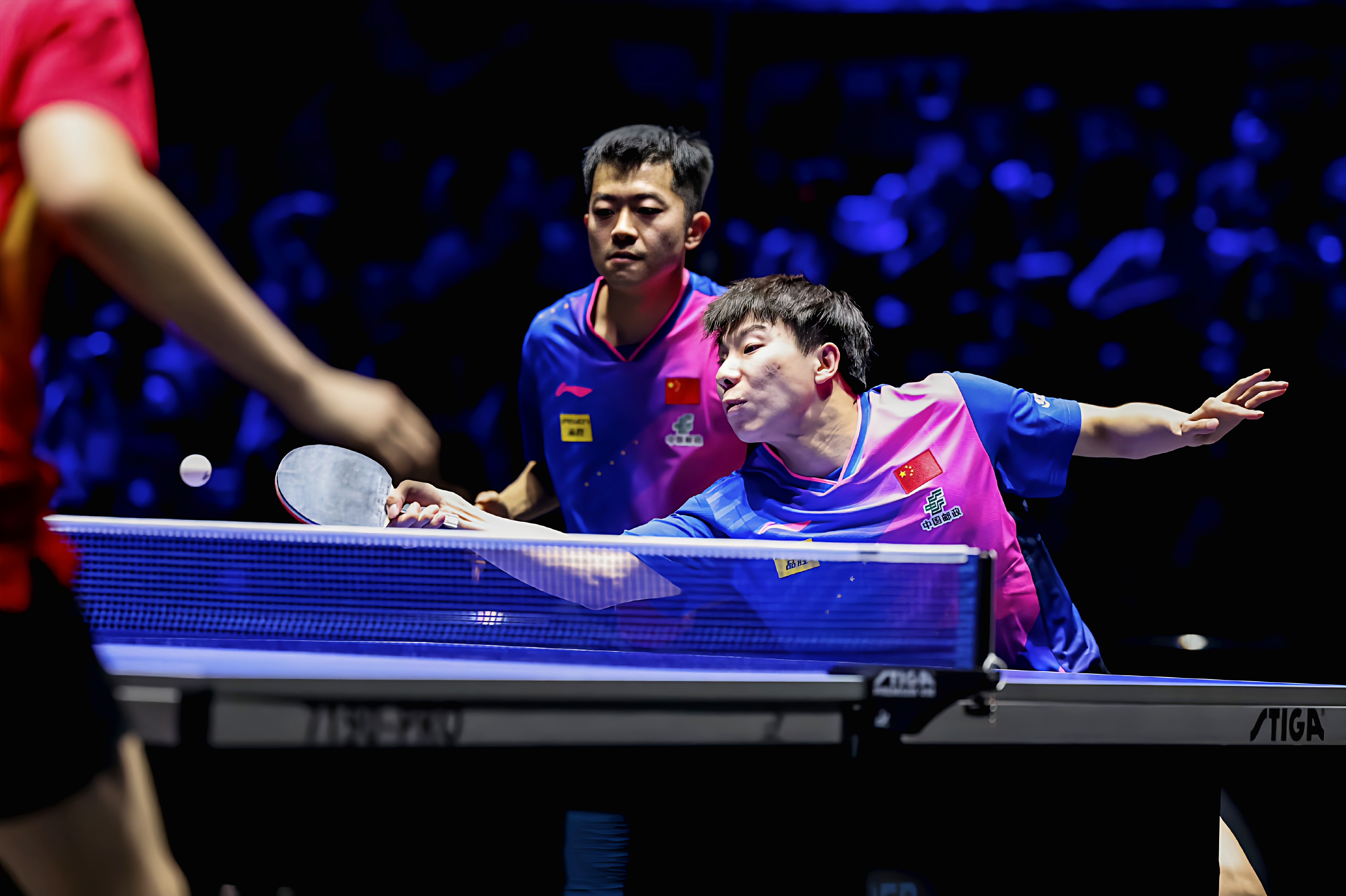 开云体育官方网站-乒乓球对决惊险激烈，技术碰撞出火花